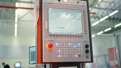 Steuerungspanel einer CNC Maschine in der Fertigungshalle