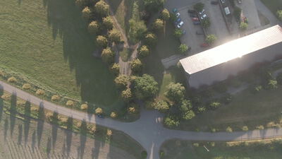 Landgut mit Landstraße und Parkplatz aus der Vogelperspektive, Luftaufnahme Landgut, Drohnenaufnahme ländlicher Raum und