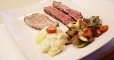 Angerichteter Roastbeef Teller mit Kartoffelsalat und frischem Gemüse