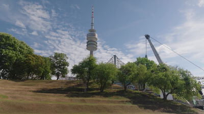 Fernsehturm überragt eine Parklandschaft mit Bäumen und Wiese: Fernsehturm, Aussichtsturm