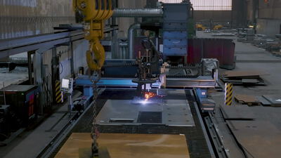 CNC Schneidmaschine trennt Stahlplatte in der Schwerindustrie
