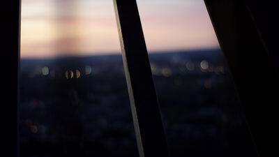 Blick durch Stahlträger auf Dämmerungslichter über dem Tal Blick durch Stahlträger auf Dämmerungslichter über dem Tal, Dämmerung Aussichtspunkt Video, Bokeh Lichter Abend lizenzfrei