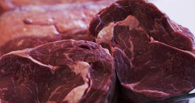 Nahaufnahme von rohem marmoriertem Rindfleisch mit feiner Fettmaserung