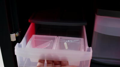 Medikamentenschublade mit Tabletten aus einem Ausgabeschrank
