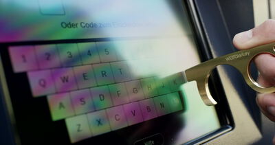 Kontaktloses Hygienewerkzeug bedient einen Touchscreen am Terminal, Hygienewerkzeug Touchscreen, Kontaktloses Bedienen