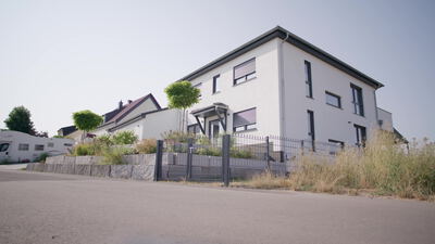 Modernes Einfamilienhaus mit Naturgarten an einer ruhigen Wohnstraße Modernes Einfamilienhaus mit Naturgarten an einer ruhigen Wohnstraße, Wohnhaus, Neubau und Vorgarten als 4K Stockvideo