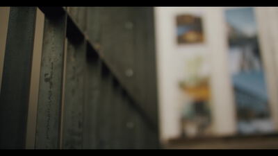 Gerahmtes Bild an der Wand hinter einem dunklen verwitterten Holzpfosten