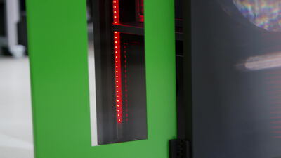 Leuchtender LED Streifen im grünen Aufbewahrungsturm Leuchtender LED Streifen im grünen Aufbewahrungsturm, LED Beleuchtung, grüner Aufbewahrungsschrank und Lagerturm als 4K