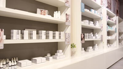 Kosmetikprodukte im Regal eines modernen Kosmetikgeschäfts Kosmetikprodukte im Regal eines modernen Kosmetikgeschäfts, Hautpflege, Kosmetikregal und Beauty Produkte als 4K Stockvideo