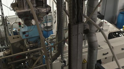 Dosiereinheit führt Material in eine Extrusionsmaschine