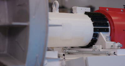 Elektromotor mit schwarzen Kühlrippen und roter Kupplung
