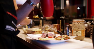 Koch richtet einen Steakteller bei einem kulinarischen Event an