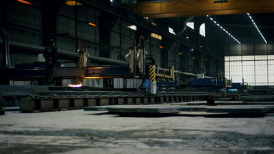 Große Portalschneidanlage schneidet Stahl in einer weiten Industriehalle