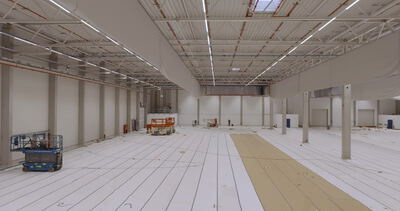 Große Halle mit mehreren Hubarbeitsbühnen und Zwischenebene