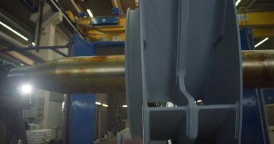 Ventilatorlaufrad und Welle im dramatischen Arbeitslicht der Fabrik