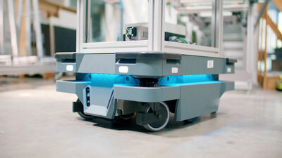 Autonomer Transportroboter fährt über den Boden einer Fabrikhalle