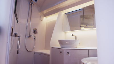 Modernes Badezimmer mit Aufsatzwaschbecken und Handbrause