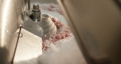 Fleischwolf fördert frisches Hackfleisch in der Wurstproduktion