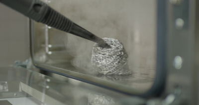 Dampfreiniger reinigt Metallschwamm in einer Testkammer