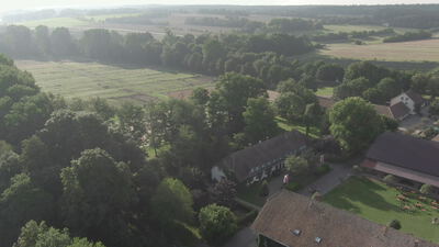 Reiterhof mit Koppeln im Morgennebel aus der Vogelperspektive Reiterhof mit Koppeln im Morgennebel aus der Vogelperspektive, Reiterhof Luftaufnahme, Drohnenaufnahme Reitanlage und