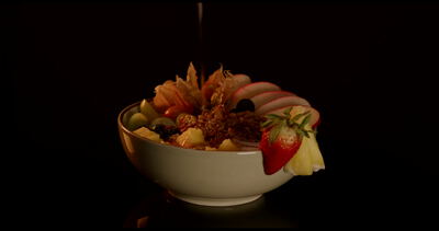 Frischer Obstsalat mit Ananas und Erdbeeren in einer Schale