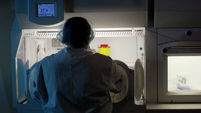 Mitarbeiterin am sterilen Isolator in der Krankenhausapotheke Mitarbeiterin am sterilen Isolator in der Krankenhausapotheke, Reinraum Video lizenzfrei, steriler Isolator Aufnahmen kaufen