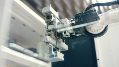 Roboterarm mit Greifer in der automatisierten Fertigung Roboterarm mit Greifer in der automatisierten Fertigung, Roboterarm Greifer, Industrieroboter Fertigung und Robotergreifer