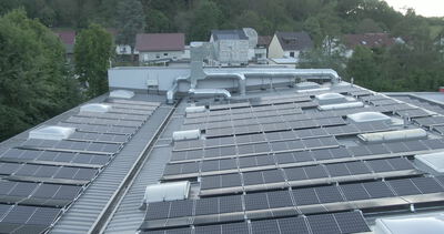 Solaranlage auf Industriedach mit Modulen aus nächster Nähe