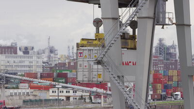 Containerbrücke verlädt Frachtcontainer im Hafenterminal