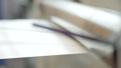 Abstrakte weiße Folienoberfläche mit unscharfem Hintergrund Abstrakte weiße Folienoberfläche mit unscharfem Hintergrund, abstrakter Hintergrund, unscharfer Hintergrund und Folienbahn