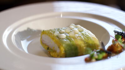 Roulade im Zucchinimantel mit Käsewürfeln ganz nah