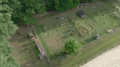 Ländlicher Hof mit Holzkisten und Schuppen am Waldrand Ländlicher Hof mit Holzkisten und Schuppen am Waldrand, ländlicher Hof Waldrand, Holzkisten gestapelt Luftbild und