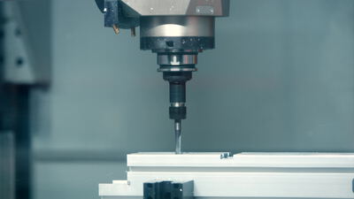 Fräsmaschine bearbeitet ein Aluminiumprofil in der Metallwerkstatt, fräsmaschine bei der arbeit, cnc bearbeitung von