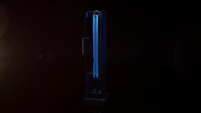 Blaues Maschinenbauteil dreht sich vor schwarzem Hintergrund