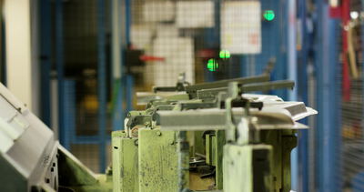 Industrielle Umformmaschine bearbeitet Metallwinkel an der Produktionslinie