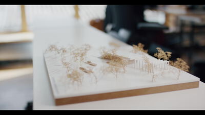 Architekturmodell mit Miniaturbäumen und kleinen Pavillons