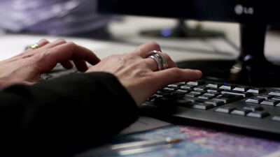 Hände tippen auf einer Computertastatur am Arbeitsplatz Hände tippen auf einer Computertastatur am Arbeitsplatz, Tastatur tippen, tippende Hände und Büroarbeit als 4K Stockvideo