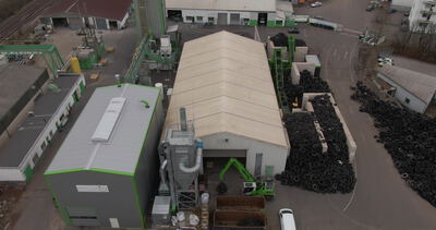 Reifenrecyclinganlage mit Zelthalle und grüner Maschine von oben