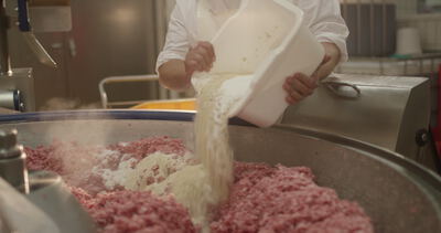 Gewürzmischung wird dem Hackfleisch im Kutter zugegeben
