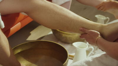 Wohltuende Fußmassage bei einer entspannenden Spa Behandlung