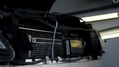 Offener Motorraum mit Kühler und Schläuchen in der Werkstatt Offener Motorraum mit Kühler und Schläuchen in der Werkstatt, Automotor, Kühlschlauch und Autowartung als 4K Stockvideo