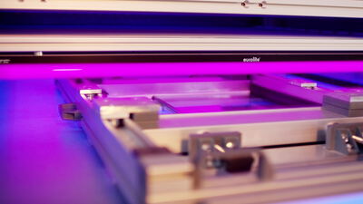 Ultraviolettes Licht taucht eine Industriemaschine in kräftiges Violett