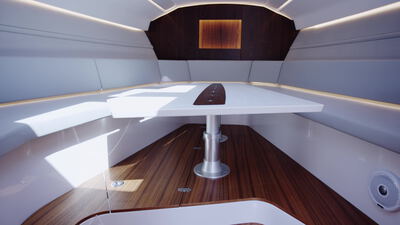 Großzügiger Yachtsalon mit Teakboden und Ledersitzgruppe