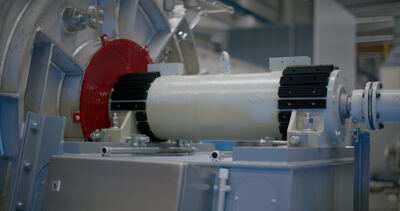 Große Industriemaschine mit rotem Schutzgitter im Maschinenbau