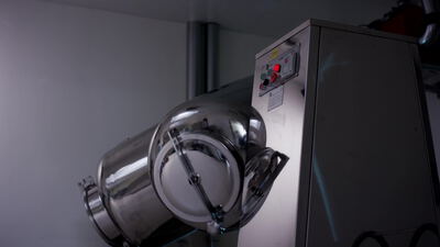 Edelstahl Taumelmischer in einem hellen Produktionsraum