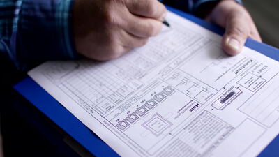 Fensterbauer füllt Auftragscheckliste für das Aufmaß aus Fensterbauer füllt Auftragscheckliste für das Aufmaß aus, Fensterbauer Auftragsformular, Fensterbau Checkliste und