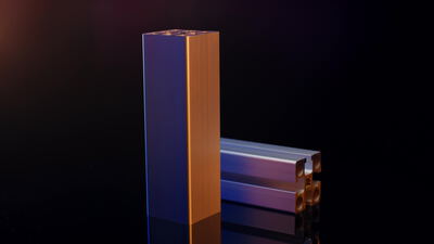 Aluminiumprofile stehen aufrecht im dunklen Studio, Systemprofil, Konstruktionsprofil und Strebenprofil als 4K Stockvideo