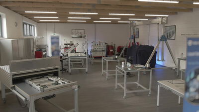 Modernes Prüflabor für Werkstoffe mit Prüfständen Modernes Prüflabor für Werkstoffe mit Prüfständen, Werkstofflabor, Materialprüfung und Prüfstand als 4K Stockvideo