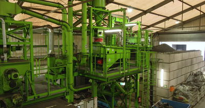 Grüne Siebmaschine trennt Material in einer Recyclinganlage