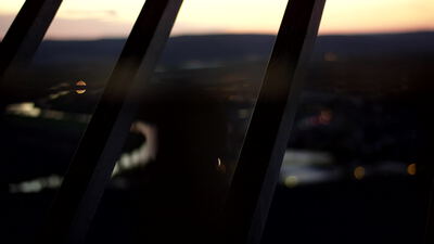 Abendpanorama durch Metallstreben in der blauen Stunde, Abendpanorama Metallstreben, blaue Stunde Aussicht Video und